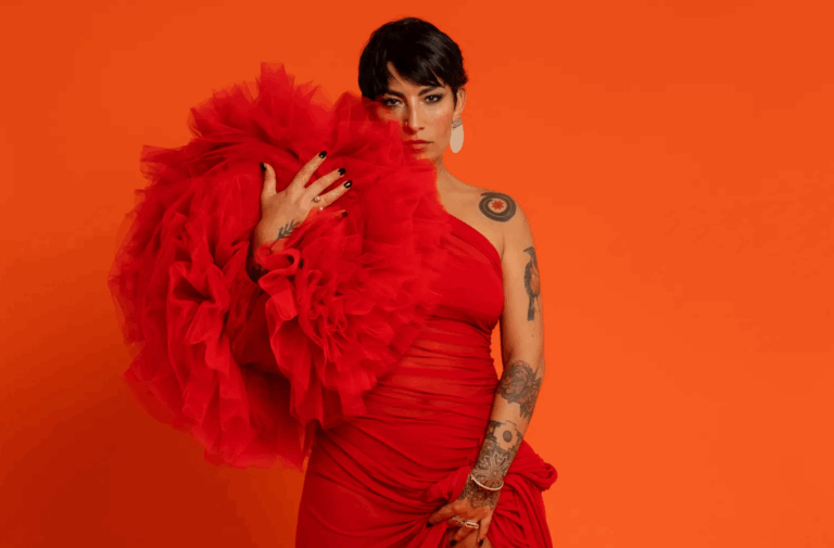 Dos chilenas destacan entre las “100 grandes canciones en español del siglo XXI”, según Rolling Stone