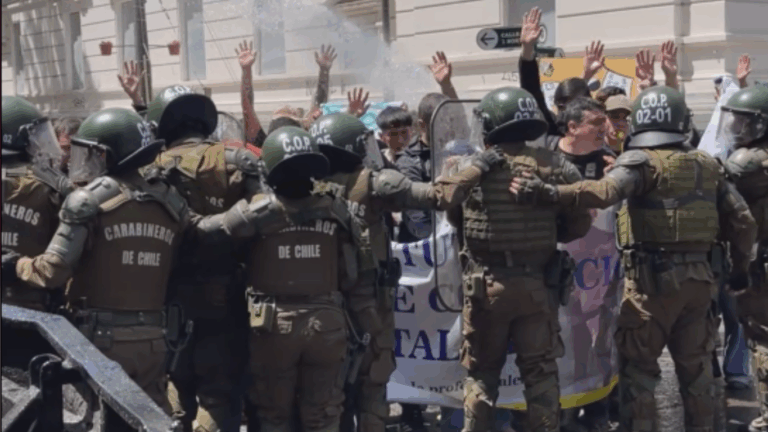 Fiscalía de Talca formaliza a tres estudiantes por uso de bengalas y agresión a carabinera en movilización contra el PADEM 2026