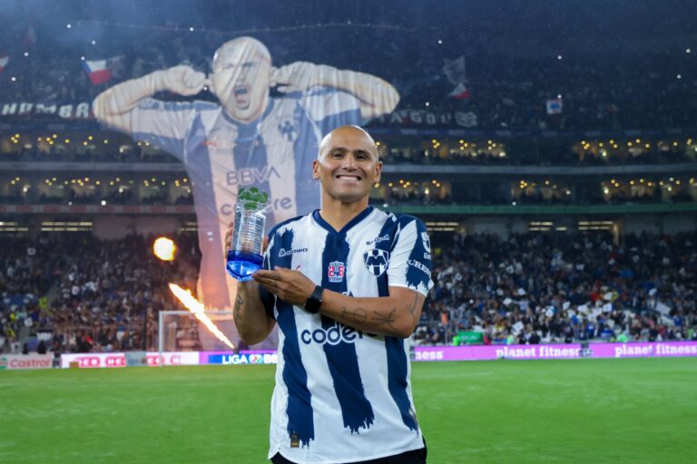 Una calle, un muro y un tifo gigante: Chupete Suazo recibe emotivos homenajes en México