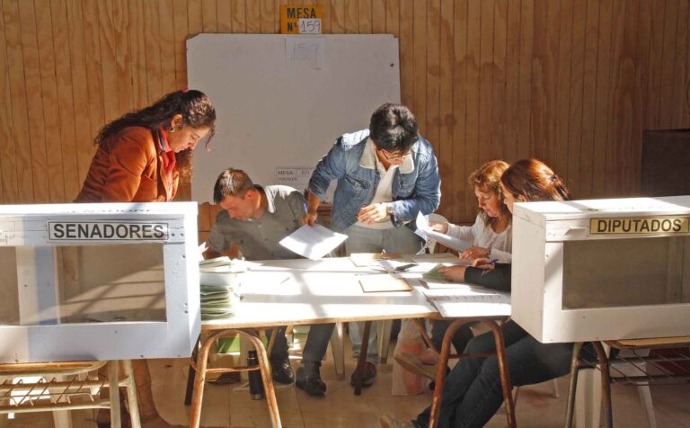 Pelea entre elector y vocal de mesa en Linares se resuelve con salida alternativa: acuerdo consideró disculpas públicas