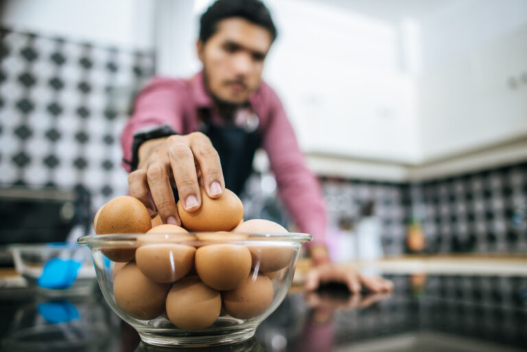 Alerta por venta de huevos sin control sanitario y posible contagio de salmonella: SAG decomisa más de un millón de huevos ilegales