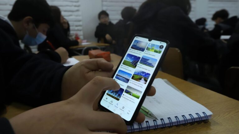 A un paso de ser ley: Congreso aprueba norma que prohíbe el uso de celulares en colegios