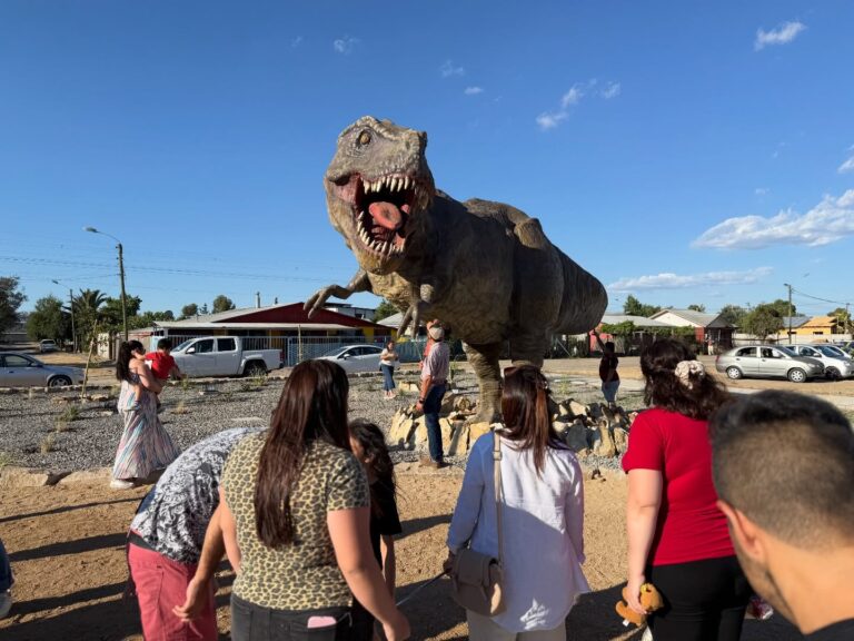 Al estilo de Jurassic Park: inauguran la Plaza Los Dinosaurios con juegos y áreas recreativas en el Maule
