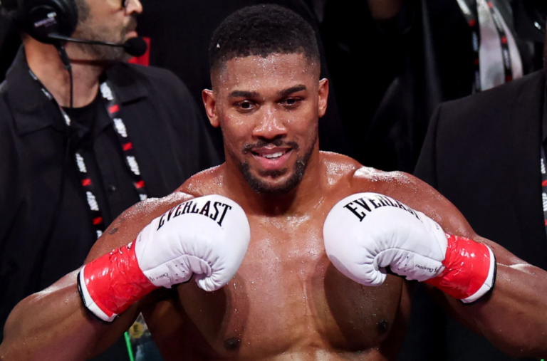 Anthony Joshua resulta ileso tras accidente automovilístico con dos víctimas fatales