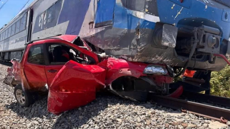 Impactante choque en Molina: Tren de pasajeros aplasta camioneta en cruce no autorizado
