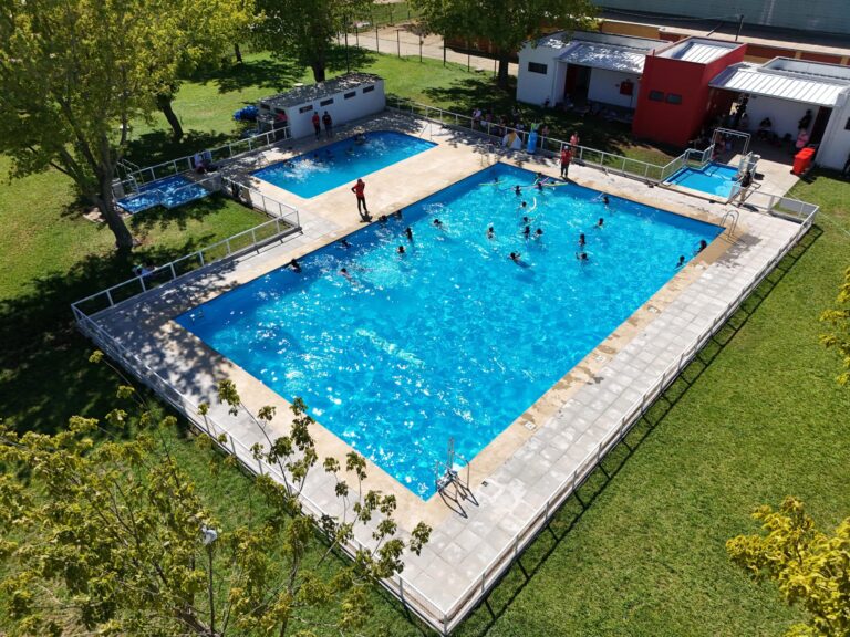 Cinco piscinas municipales comenzaron a operar gratuitamente durante el verano en Talca