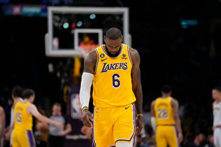 (VIDEO) LeBron James rompe racha histórica en agónico triunfo de los Lakers en el último segundo