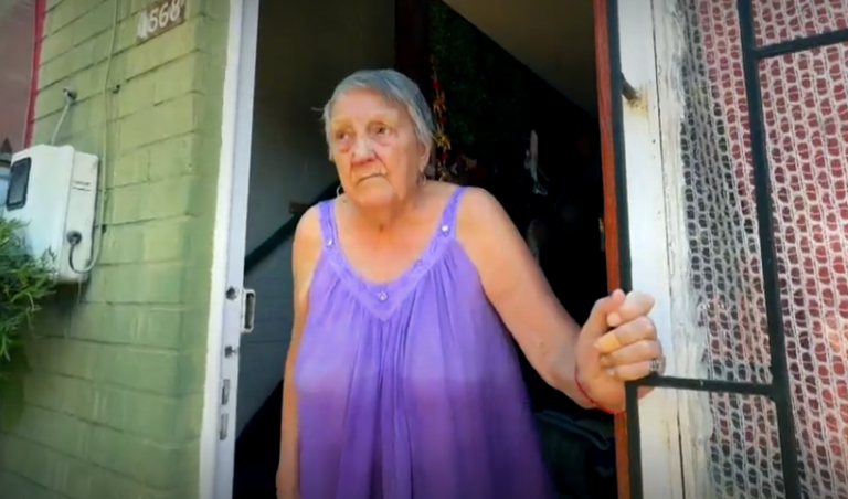 Adulta mayor de 87 años acusa a su sobrino de estafa por venta de su casa en Santiago: sujeto no le habría pagado