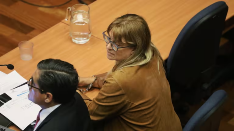 Caso muñeca bielorrusa: amplían detención de Ángela Vivanco tras primera jornada de formalización