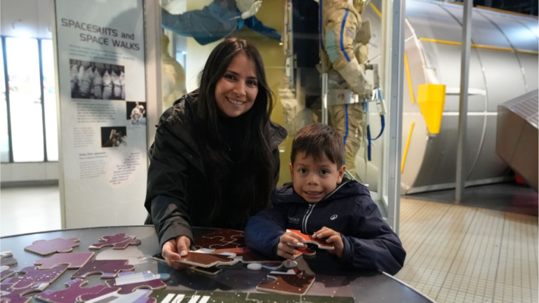 Niño de Talca viajó a Inglaterra y vivió experiencia espacial por su destacada asistencia escolar