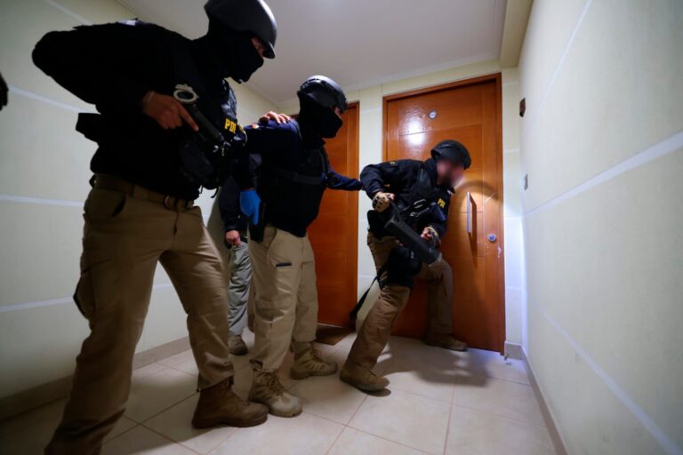 Megaoperativo en cinco regiones desarticula red china de estafas: sujeto saltó desde un tercer piso para evadir detención