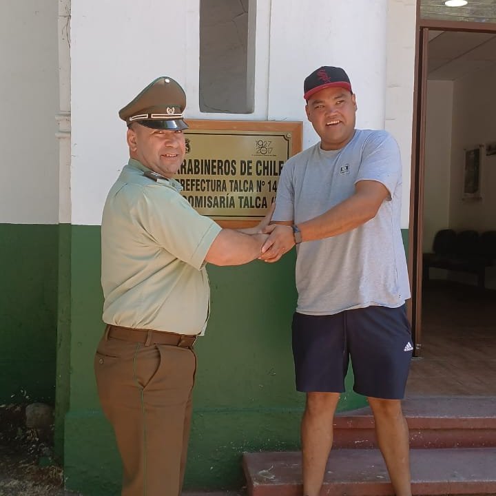 Carabinero de Talca destaca por promover atención inclusiva mediante lengua de señas