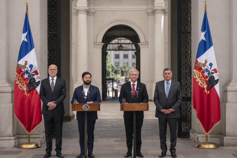 Presidente Boric y Kast se reúnen para coordinar acciones ante incendios en Ñuble y Biobío