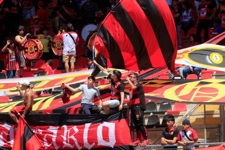 Noche Rojinegra: Rangers de Talca vuelve a jugar un partido internacional tras casi 25 años y se verá por streaming