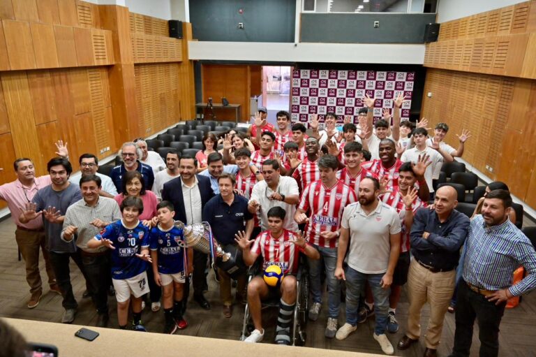 Club Deportivo Voleibol Linares recibe homenaje por su décimo título nacional