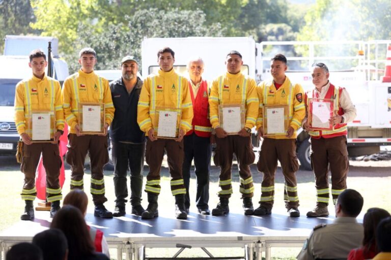 Rinden homenaje a brigadistas forestales en Biobío tras reciente emergencia por incendios