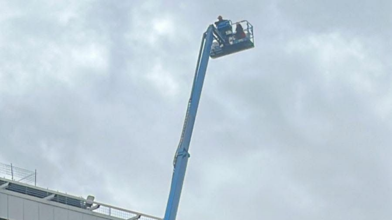 Falla mecánica deja a dos personas atrapadas en una grúa en el nuevo hospital de Parral
