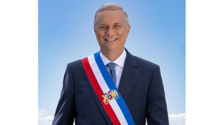 Presidente electo José Antonio Kast presenta su foto oficial: estará en las instituciones públicas