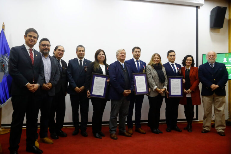 Curicó rinde honores a la PDI: Tres funcionarios reciben medalla de plata