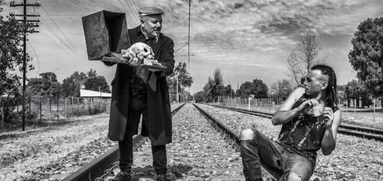 Chanco recibe al Teatro Walymai con obra de humor absurdo y memoria