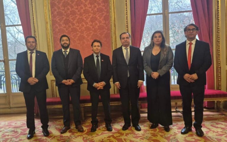 El Maule en París: Gobernador impulsa vinos y cepas de la región en Francia