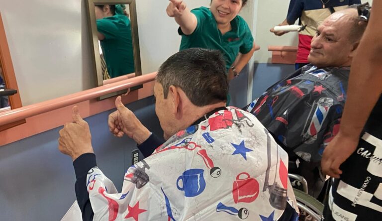 Jóvenes del Maule en proceso de reinserción brindan servicios de barbería en hogar de ancianos