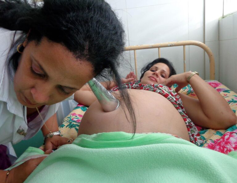 Bloqueo energético de EE.UU golpea atención de gestantes en Cuba