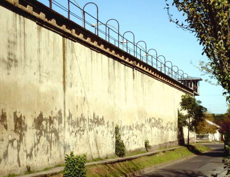 Violenta riña en la cárcel de Talca deja un reo muerto y otro herido de gravedad