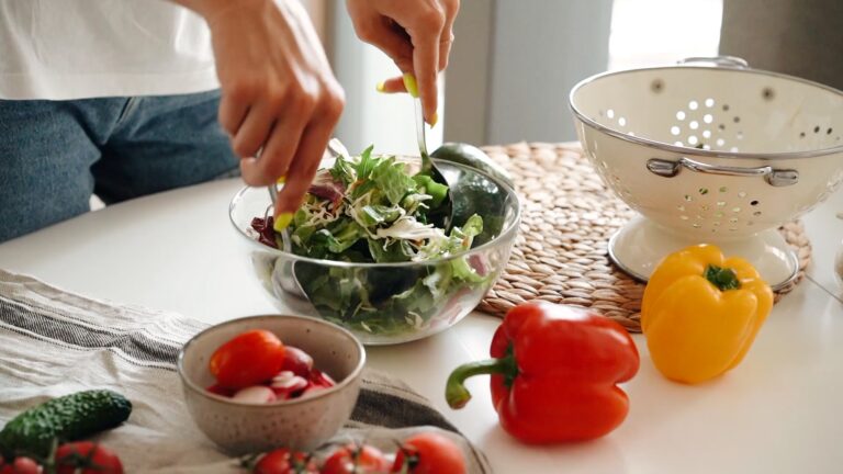 Comer sano sin gastar más: expertos entregan recomendaciones para llevar una dieta saludable sin afectar el bolsillo