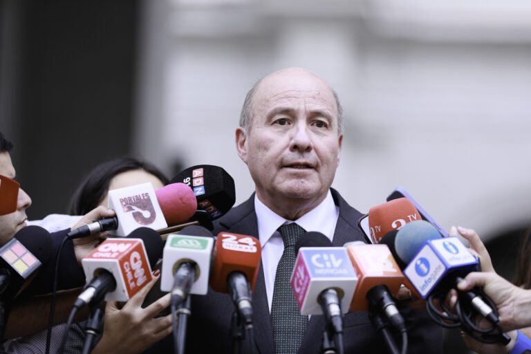 Ministro de Hacienda confirma inicio de cobro para deudores del CAE con salarios sobre $1,5 millones brutos