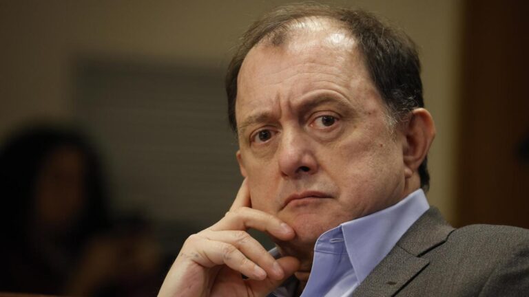 “Si no te gusta tení’ que moverte de país”: registran tenso cruce entre ministro Poduje y vecino de Coronel