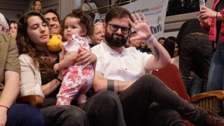 Gabriel Boric reaparece en Congreso del Frente Amplio: análisis de la derrota electoral y el futuro de la colectividad
