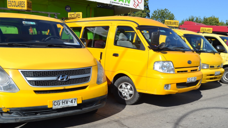 ¿Vas a contratar un furgón escolar? Revisa estándares de seguridad y el registro nacional