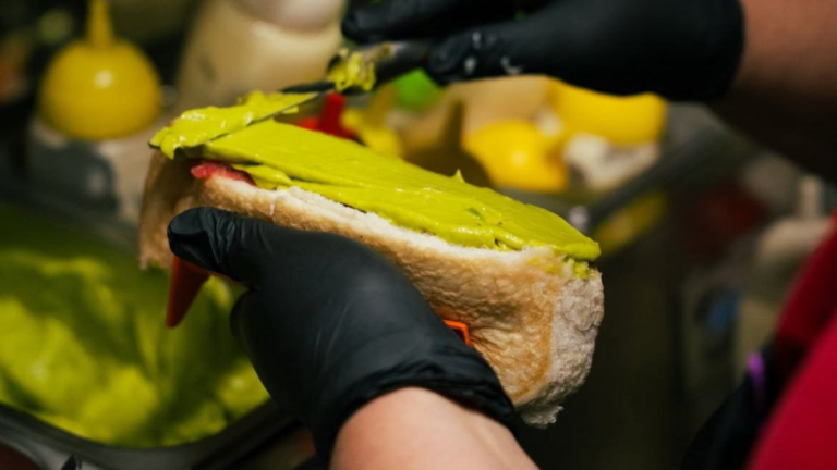 Calculadora de completos se vuelve viral y desata debate por la palta