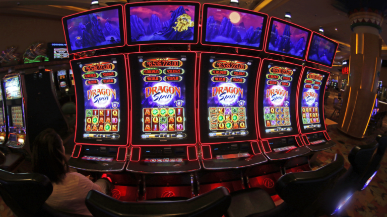 Contraloría detecta a más de 900 funcionarios públicos apostando en casinos pese a prohibición