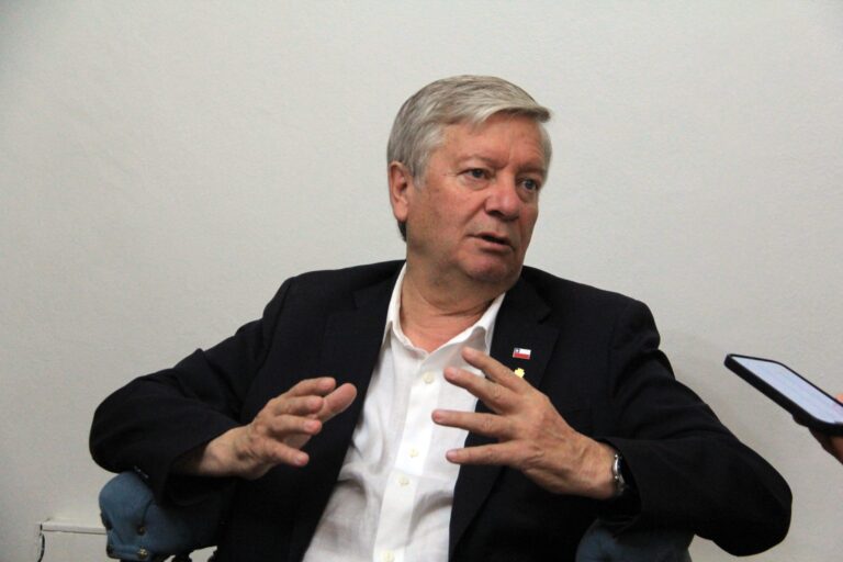 Contraloría instruye sumario contra alcalde de Curicó por ir a casino: arriesga desde multas hasta destitución