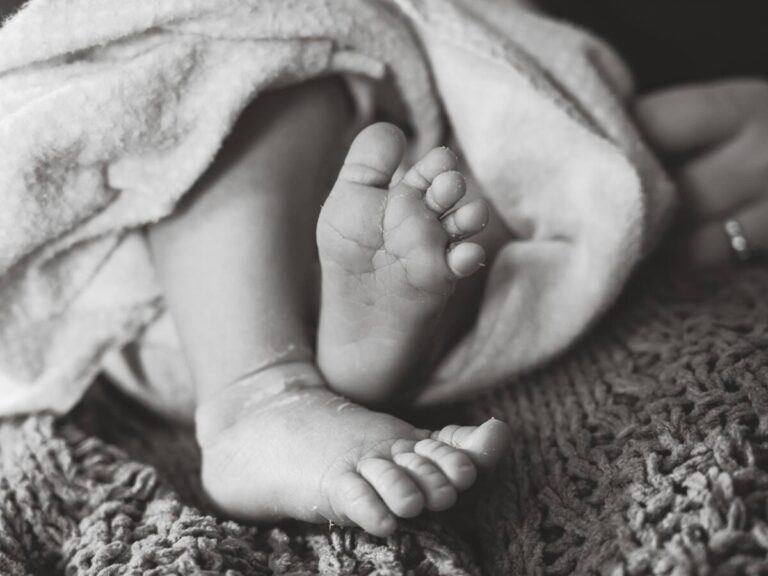 Clínica indemnizará a padres por entrega degradante de lactante fallecido en Linares