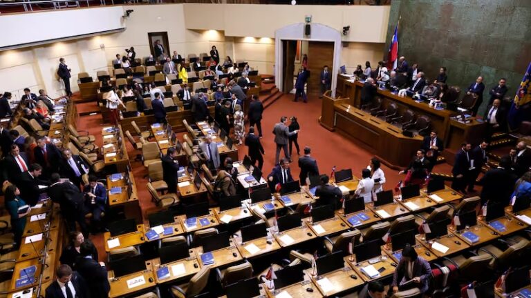 Ocho diputados y seis autoridades del Gobierno figuran en lista de deudores del CAE