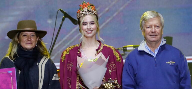 Vendimia de Curicó desafía a la lluvia y elige a su nueva reina