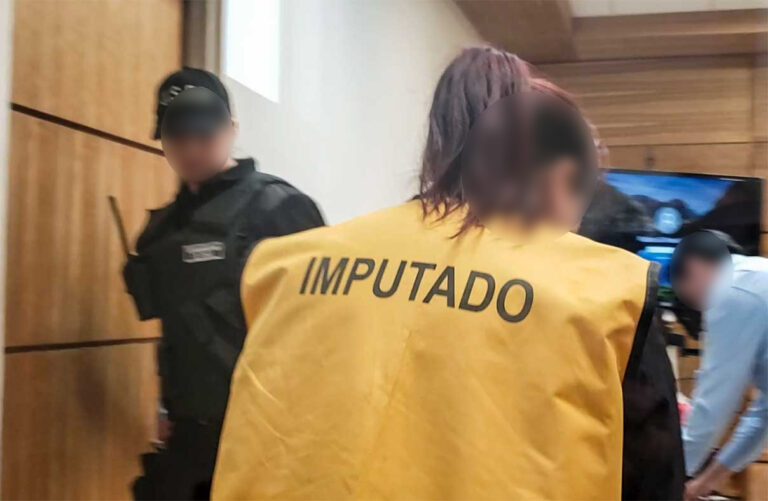 Mujer queda en prisión preventiva por ataque en Curicó: disparó y quemó a la víctima