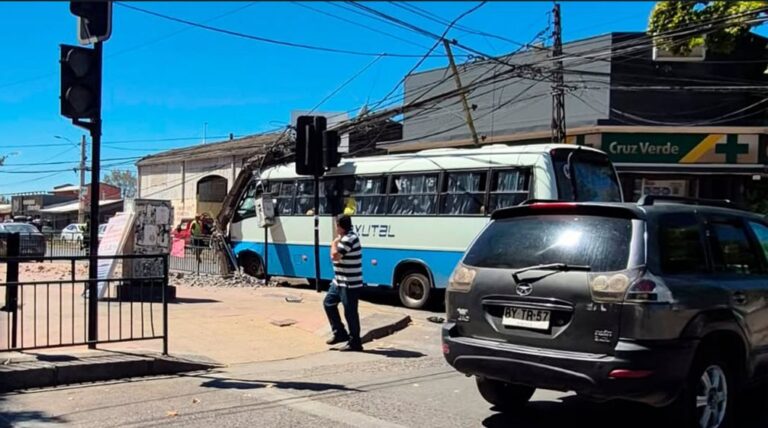 Microbús choca con poste frente al Hospital Regional de Talca: nueve lesionados y 1.500 afectados por corte de luz