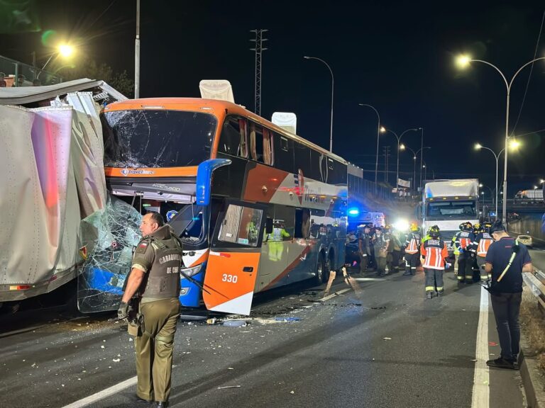 Violento choque entre bus y camión en Talca deja varios lesionados