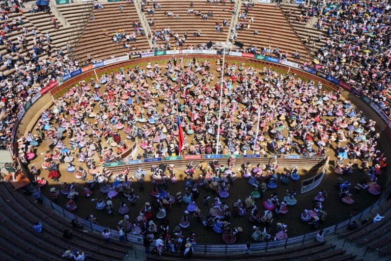 Más de mil parejas participaron en el Monumental Cuecazo en el Nacional de Rodeo en Rancagua