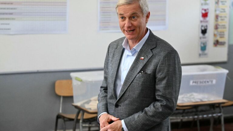 Aprobación de Kast cae 4 puntos tras polémica por indultos y el CAE