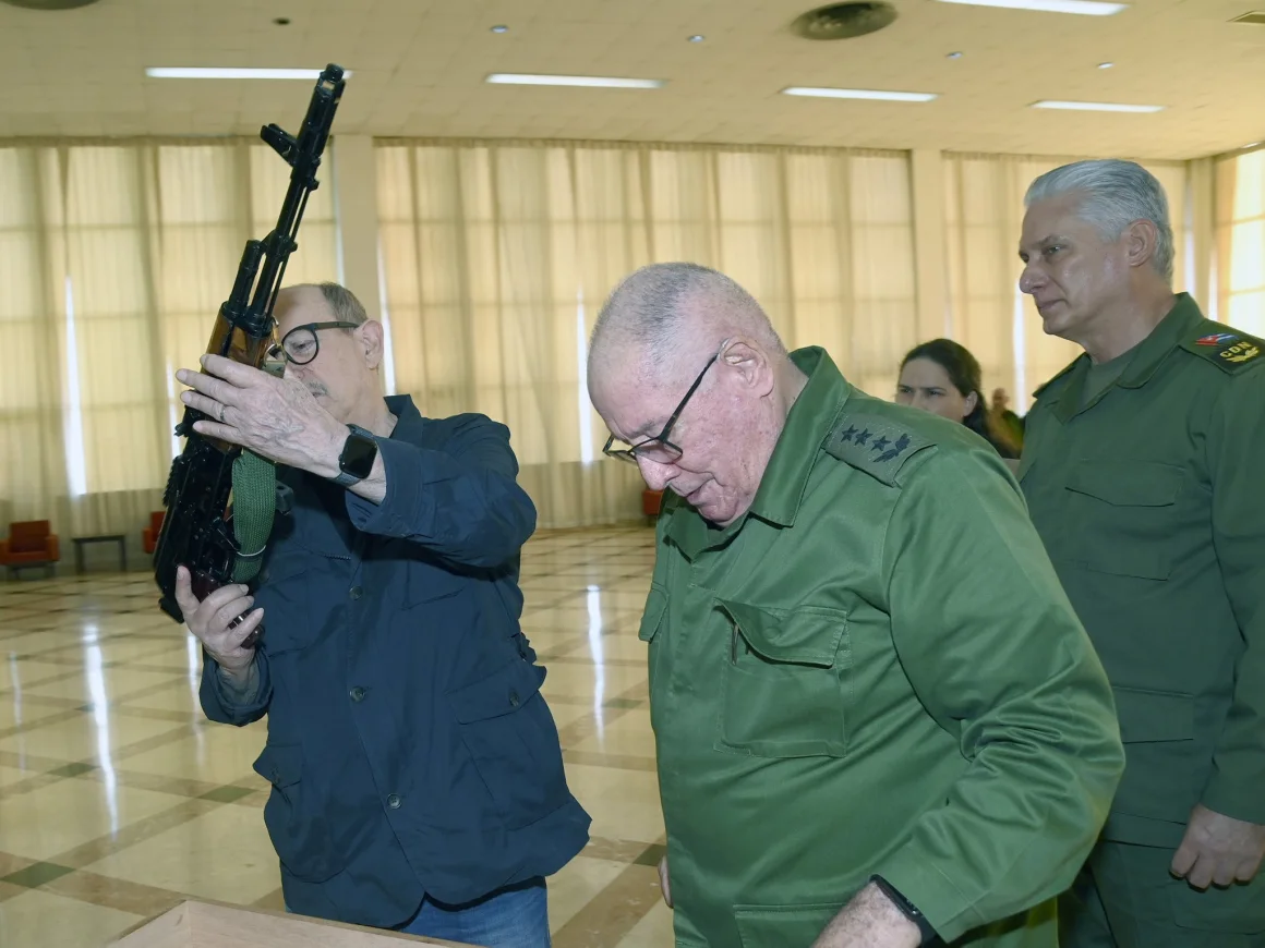 Cuba entrega fusil de asalto a Silvio Rodríguez por defensa nacional en medio de tensiones con EEUU