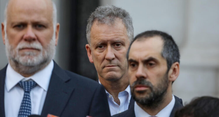 Ministro Muñoz reconoce que no informó sobre cable chino a De Grange durante primera reunión