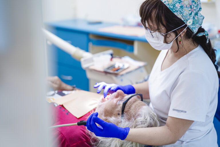 Desde el Maule: desarrollan técnica para prevenir pérdida dental y mejorar calidad de vida de personas mayores