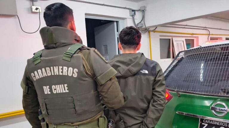 Detienen a estudiante por manipular pirotecnia al interior de liceo en Linares