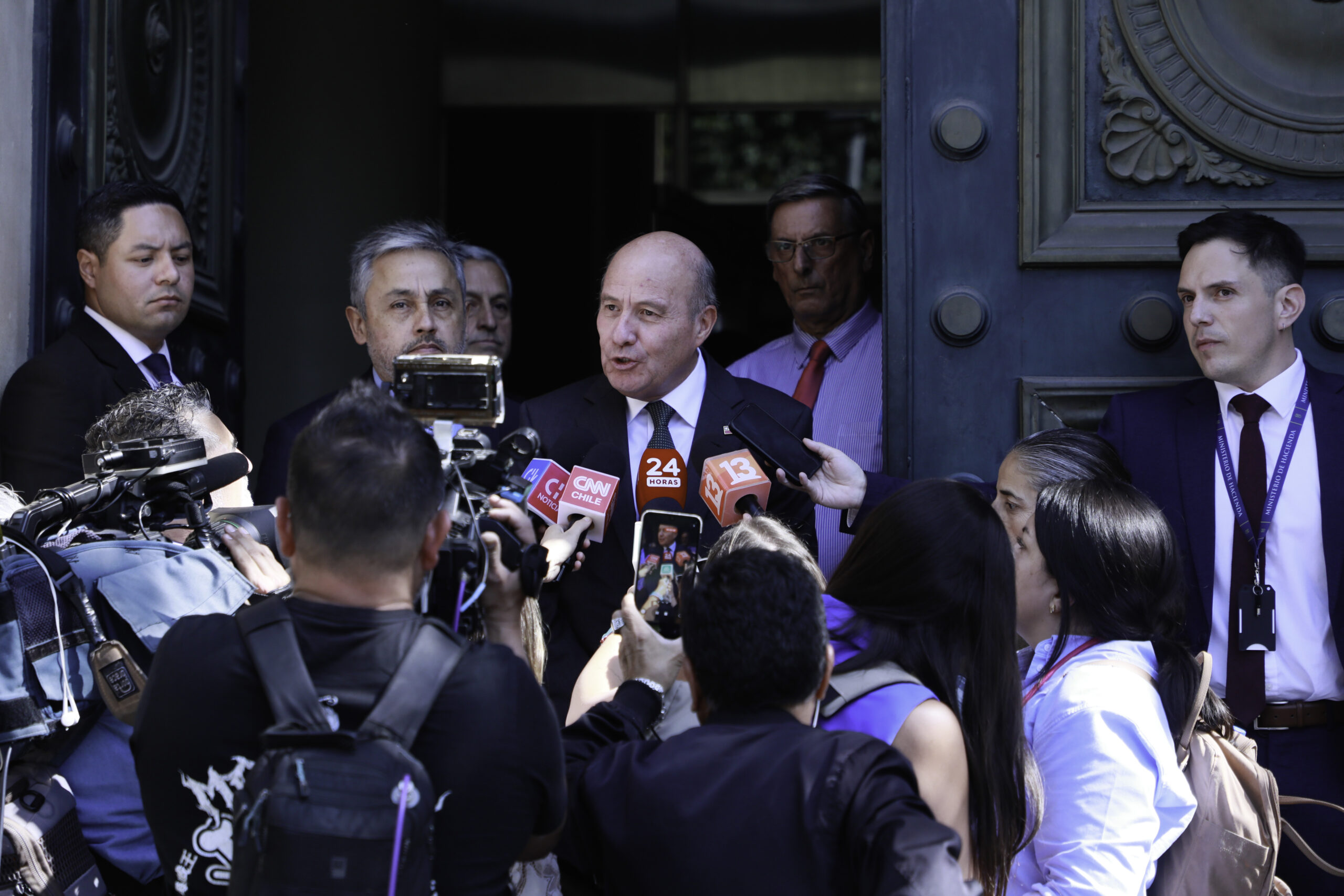 Ministro Quiroz defiende reformas económicas y critica bajo crecimiento en Chile