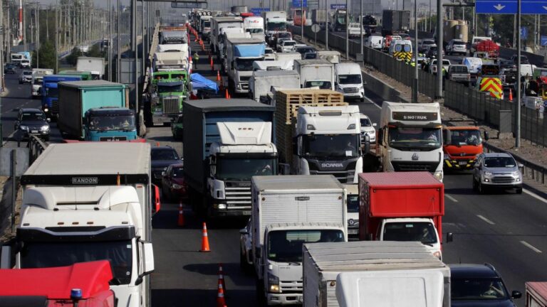 Camioneros exigen medidas al Gobierno por alza del diésel y evalúan movilizaciones